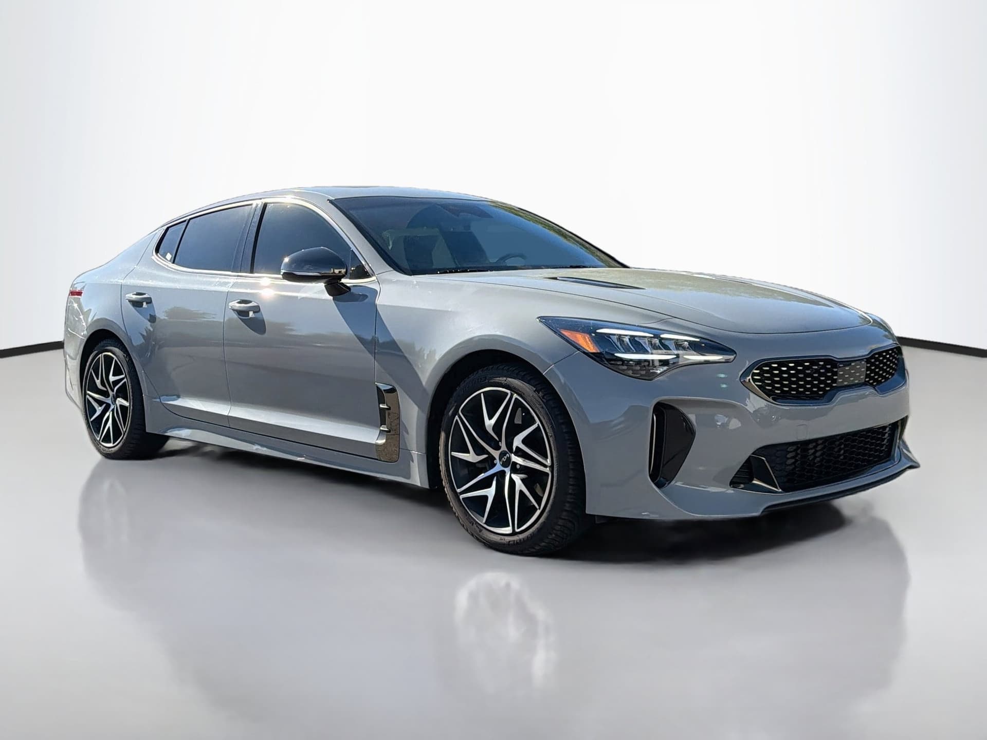 2022 Kia Stinger GT-Line — photo 1 of 7