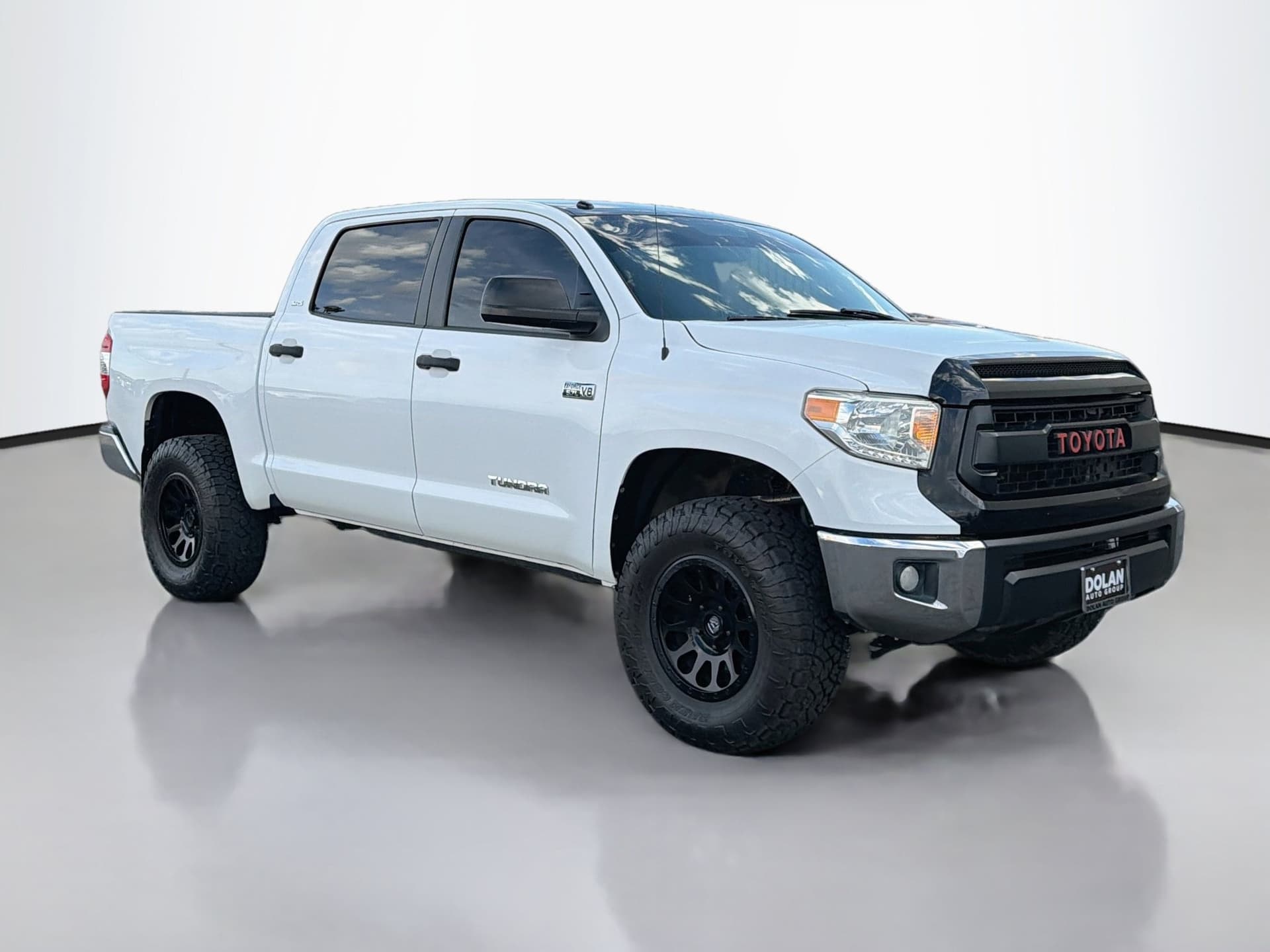 2017 Toyota Tundra 4WD SR5 — photo 1 of 34