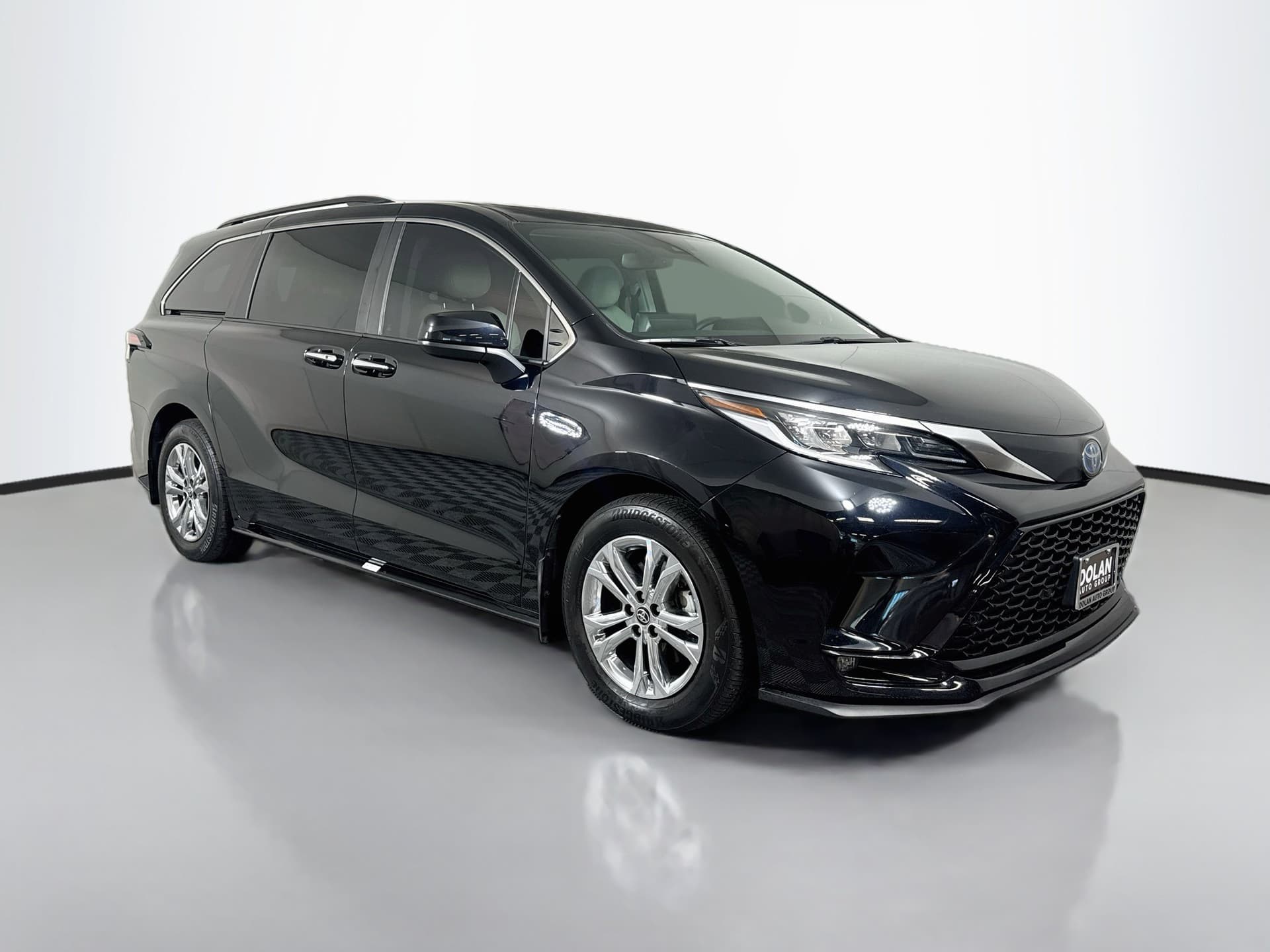 2023 Toyota Sienna XSE — photo 1 of 42