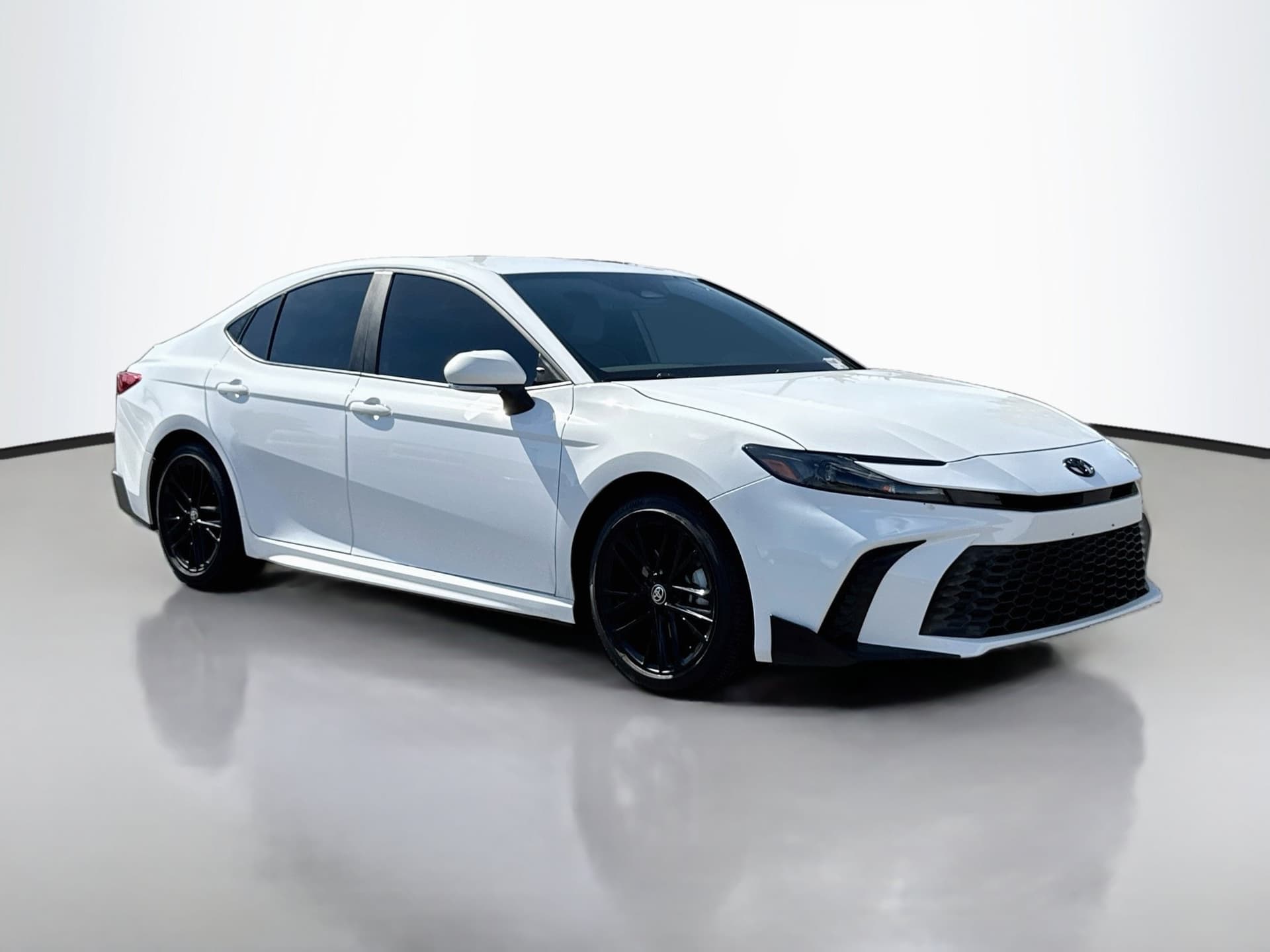2025 Toyota Camry SE — photo 1 of 37