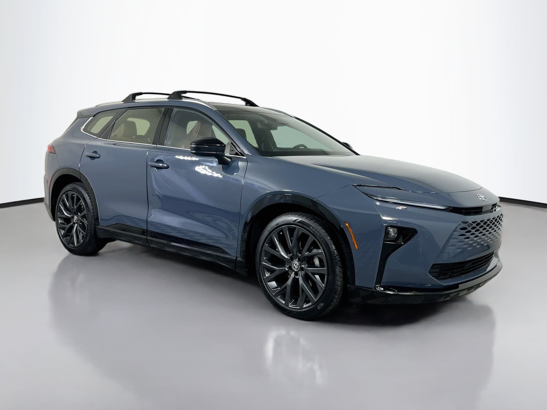 2025 Toyota Crown Signia Limited — photo 1 of 38