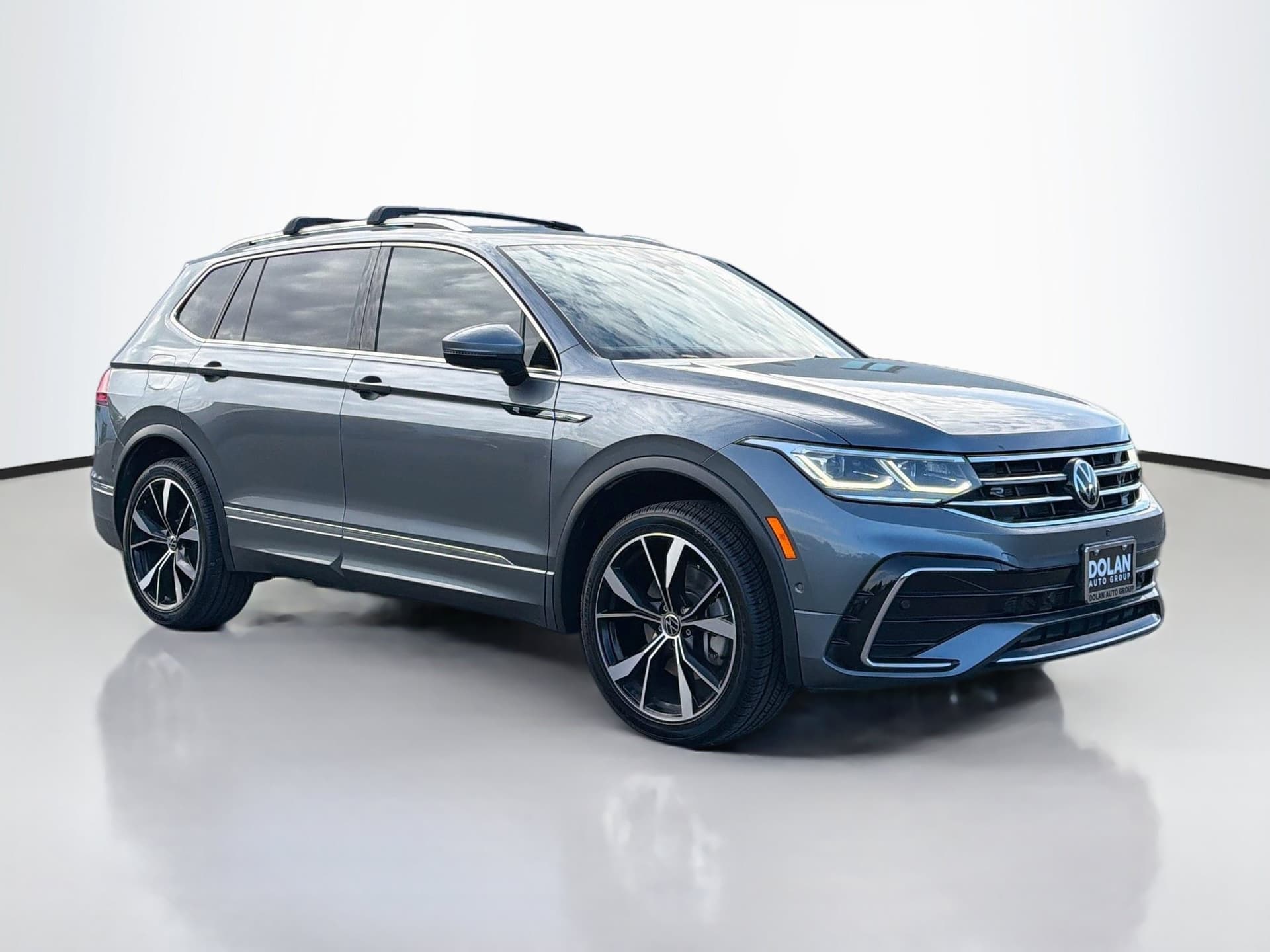 2022 Volkswagen Tiguan Base — photo 1 of 37