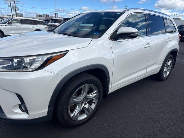2017 Toyota Highlander Limited — photo 1 of 8