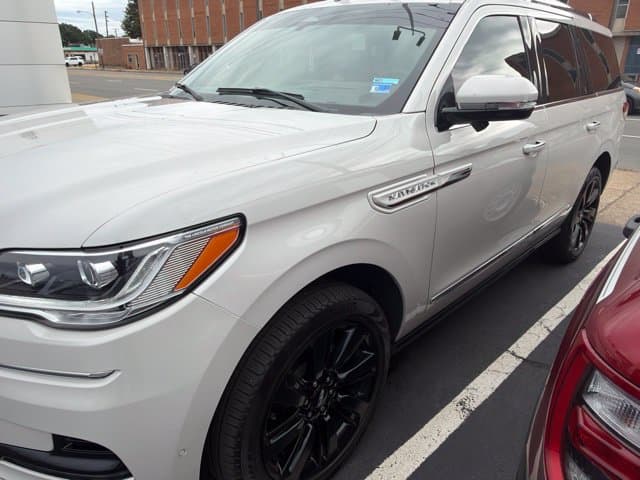 2024 Lincoln Navigator Reserve — photo 1 of 6