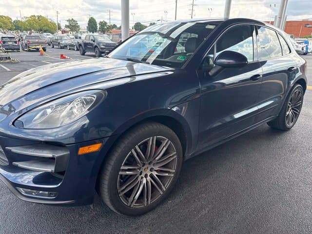2015 Porsche Macan Turbo — photo 1 of 6