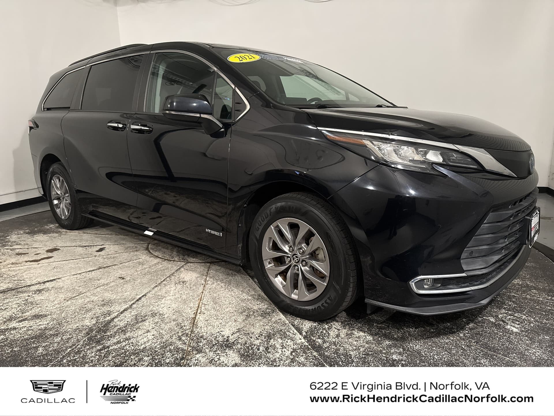 2021 Toyota Sienna XLE — photo 1 of 37