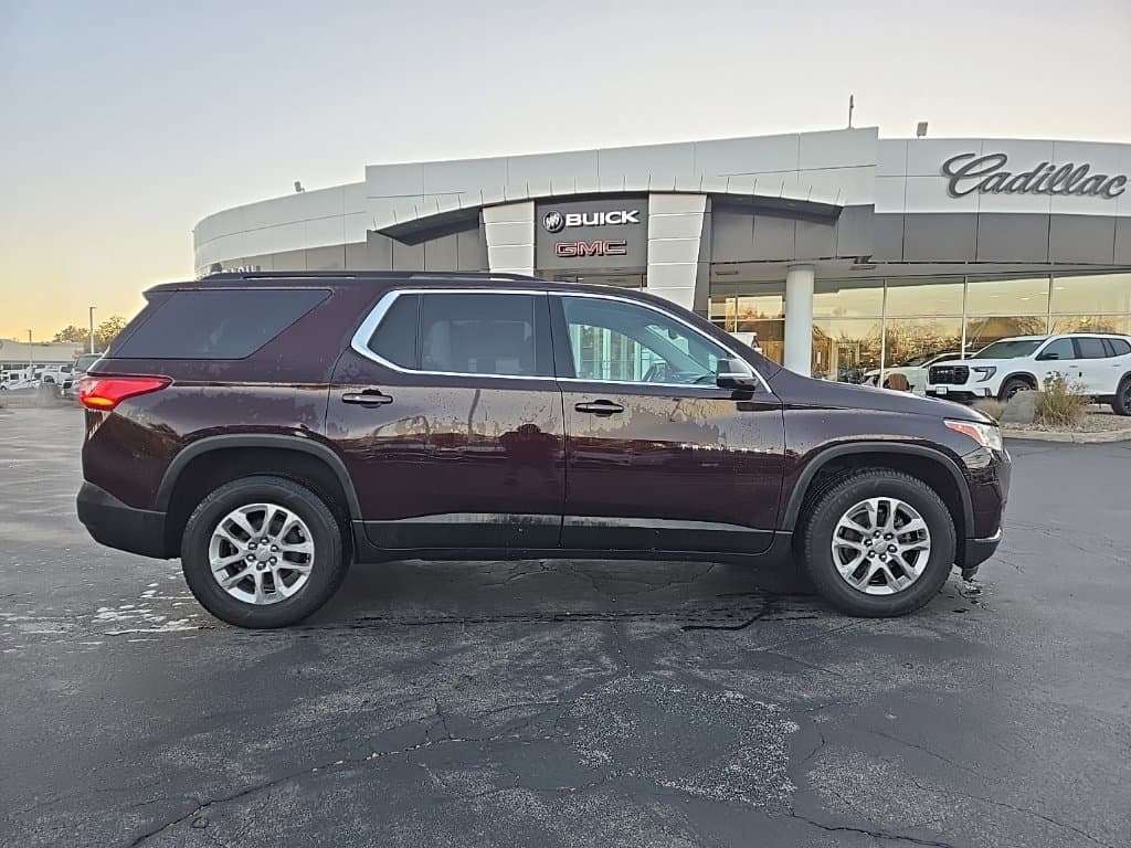 2021 Chevrolet Traverse Base — photo 1 of 19