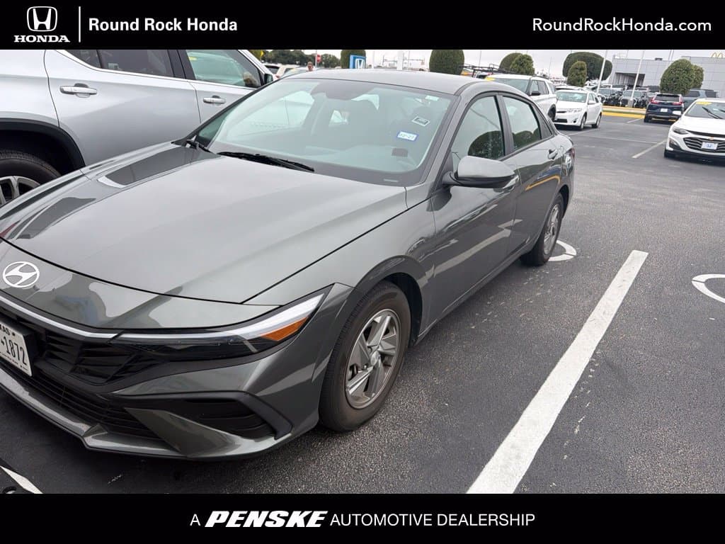 2025 Hyundai Elantra SE — photo 1 of 9