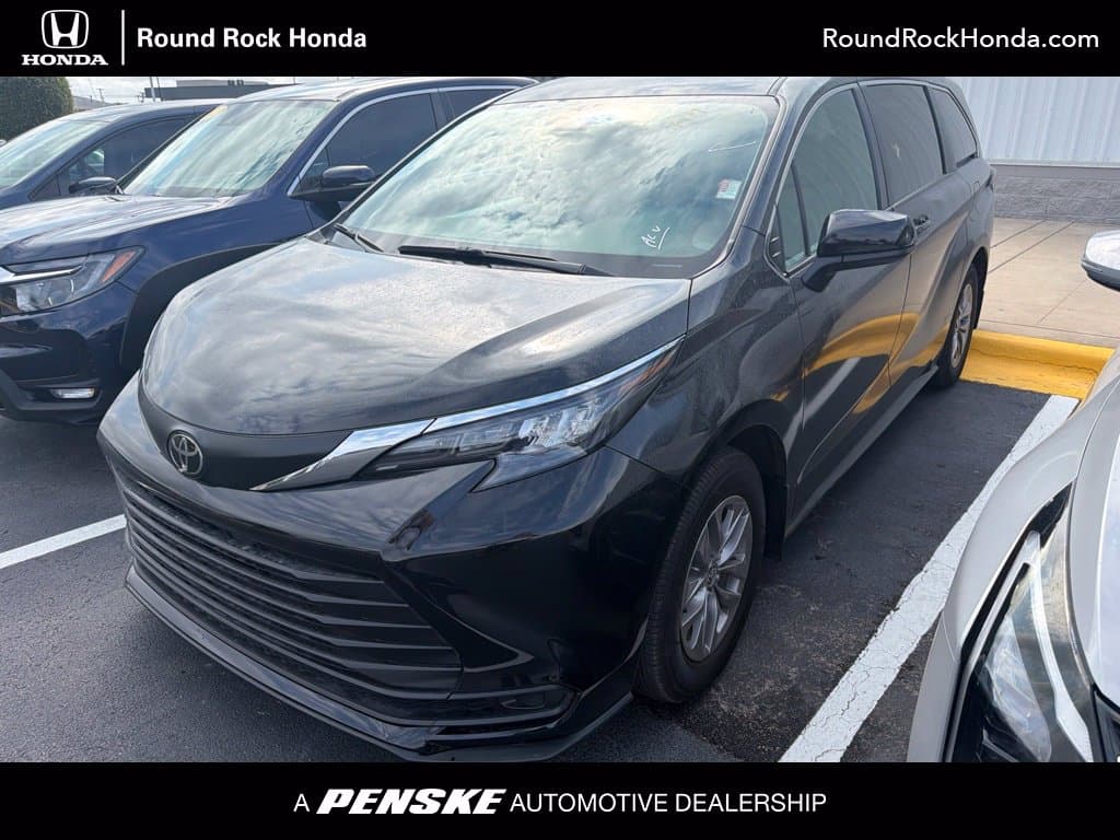 2026 Toyota Sienna LE — photo 1 of 12