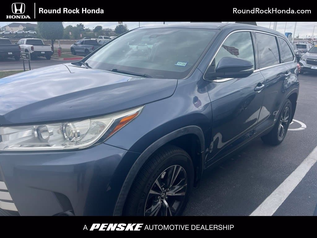 2019 Toyota Highlander LE — photo 1 of 5