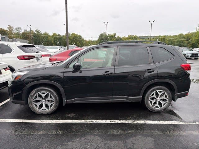 2021 Subaru Forester Premium — photo 1 of 3