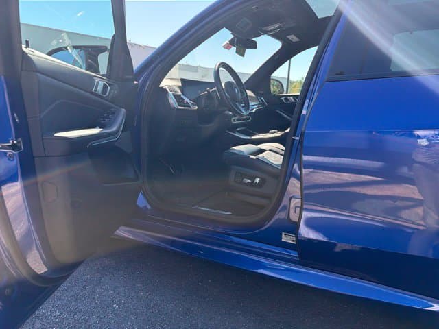 2025 BMW X5 M60i — photo 1 of 6