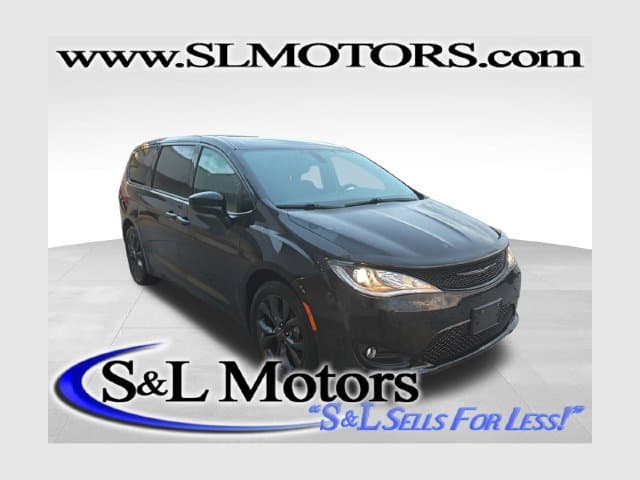 2020 Chrysler Pacifica Touring — photo 1 of 15