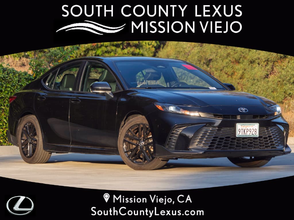 2025 Toyota Camry SE — photo 1 of 14