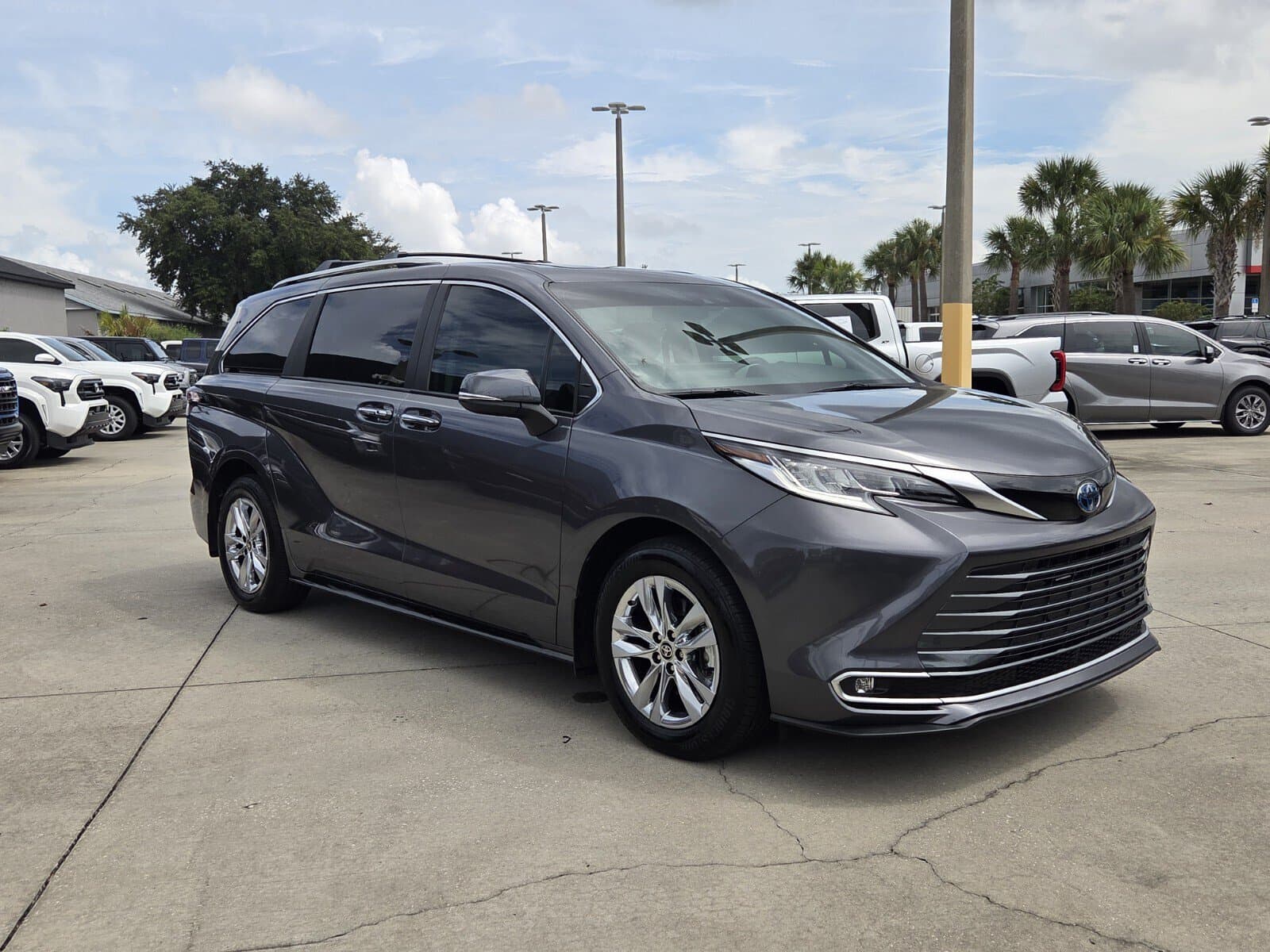 2025 Toyota Sienna Limited — photo 1 of 29