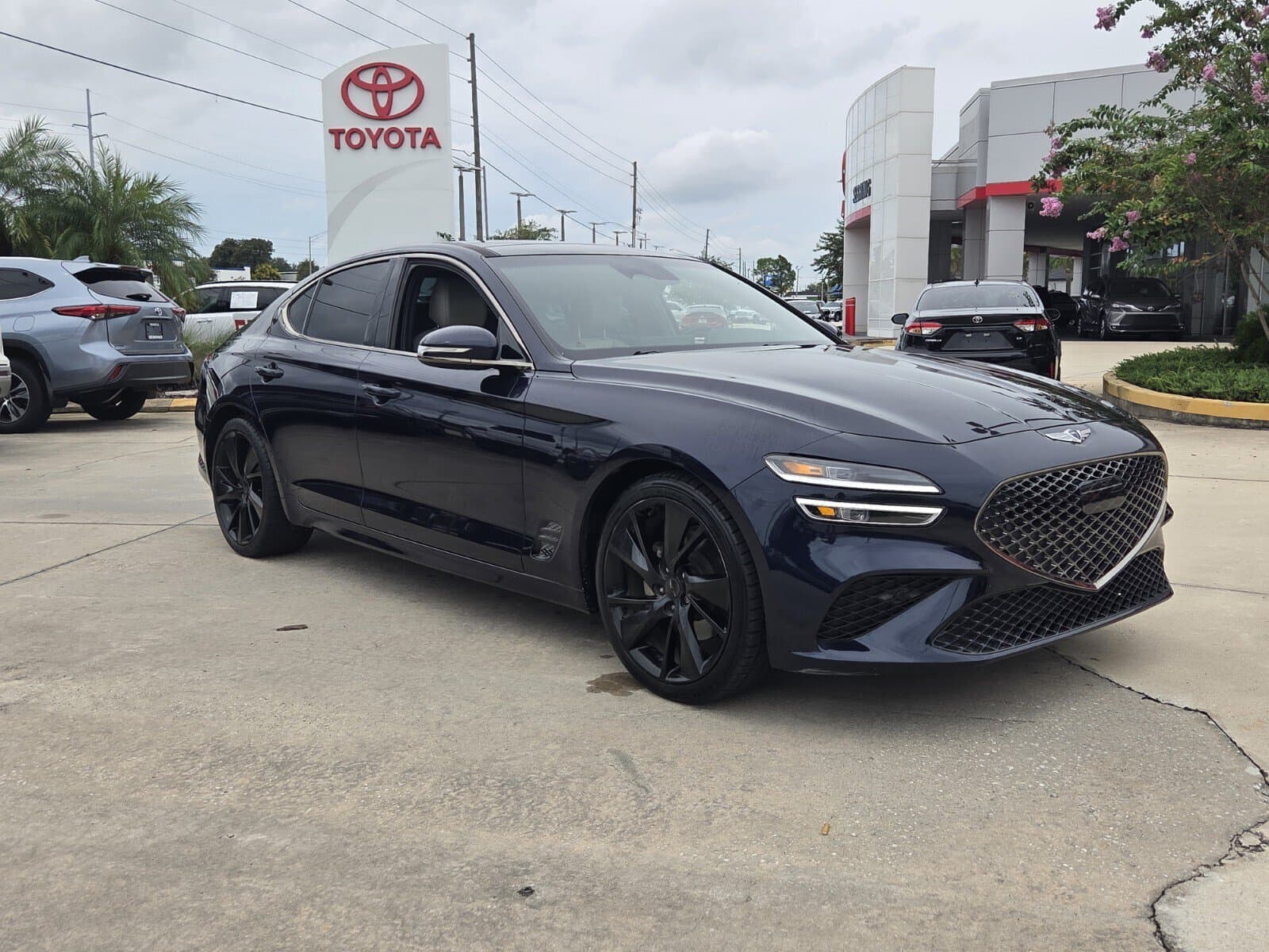 2023 Genesis G70 Base — photo 1 of 28