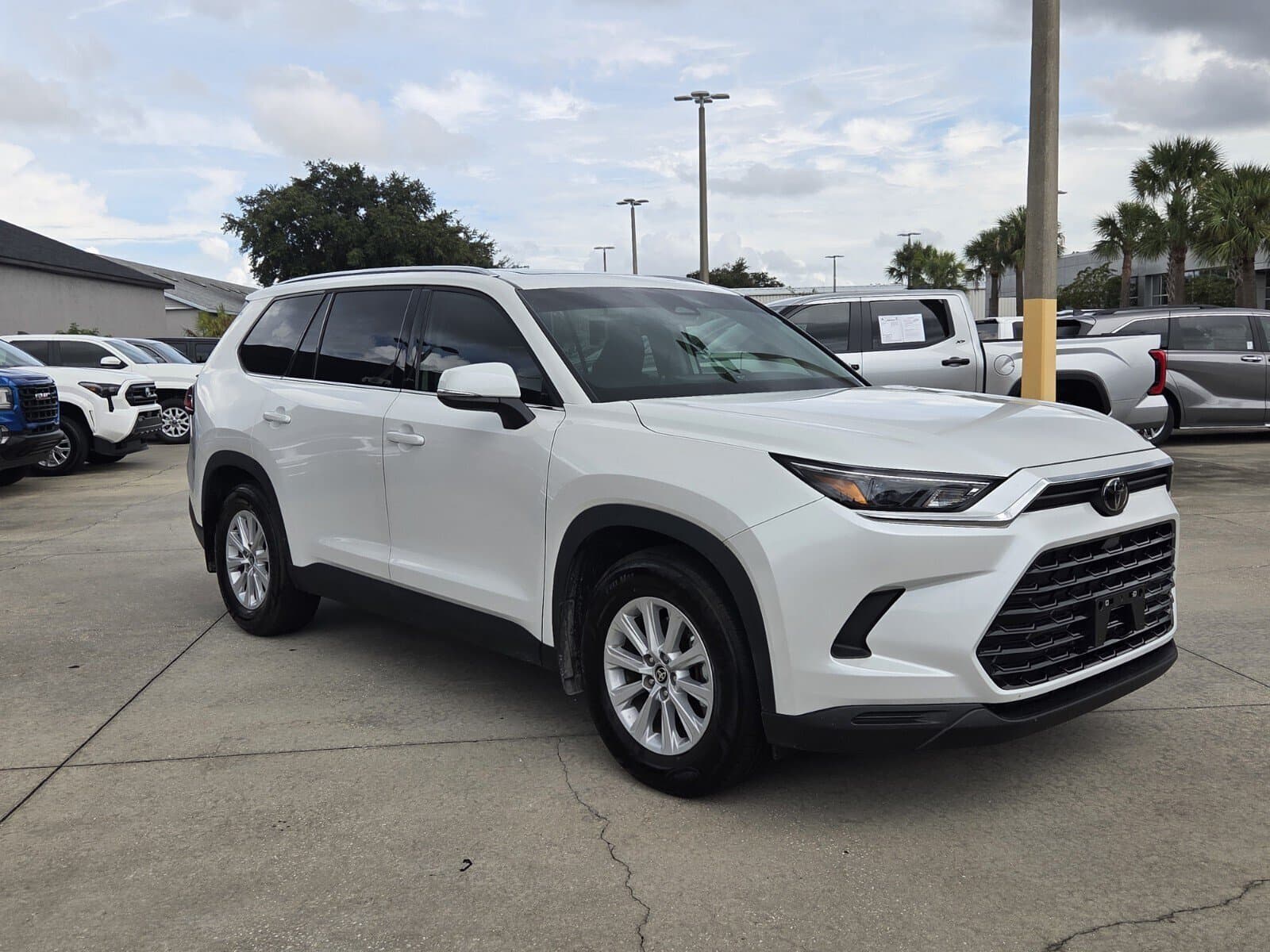 2026 Toyota Grand Highlander LE — photo 1 of 28
