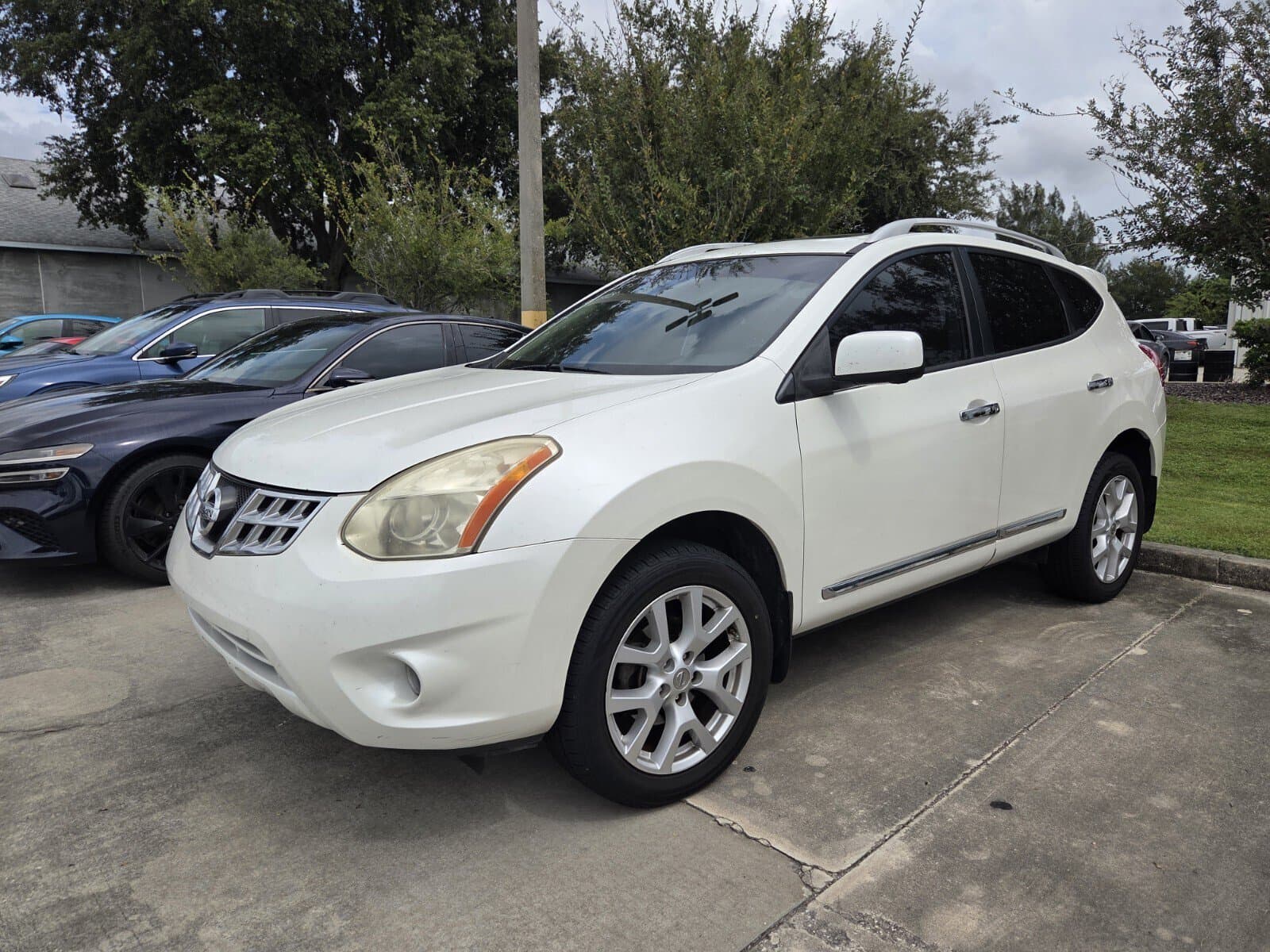 2013 Nissan Rogue SV — photo 1 of 3