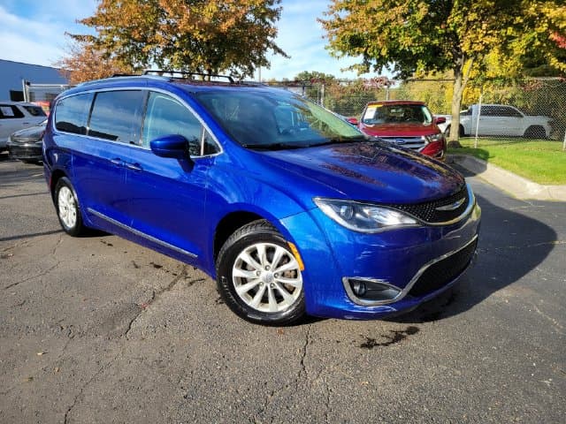 2018 Chrysler Pacifica Touring L Plus — photo 1 of 10