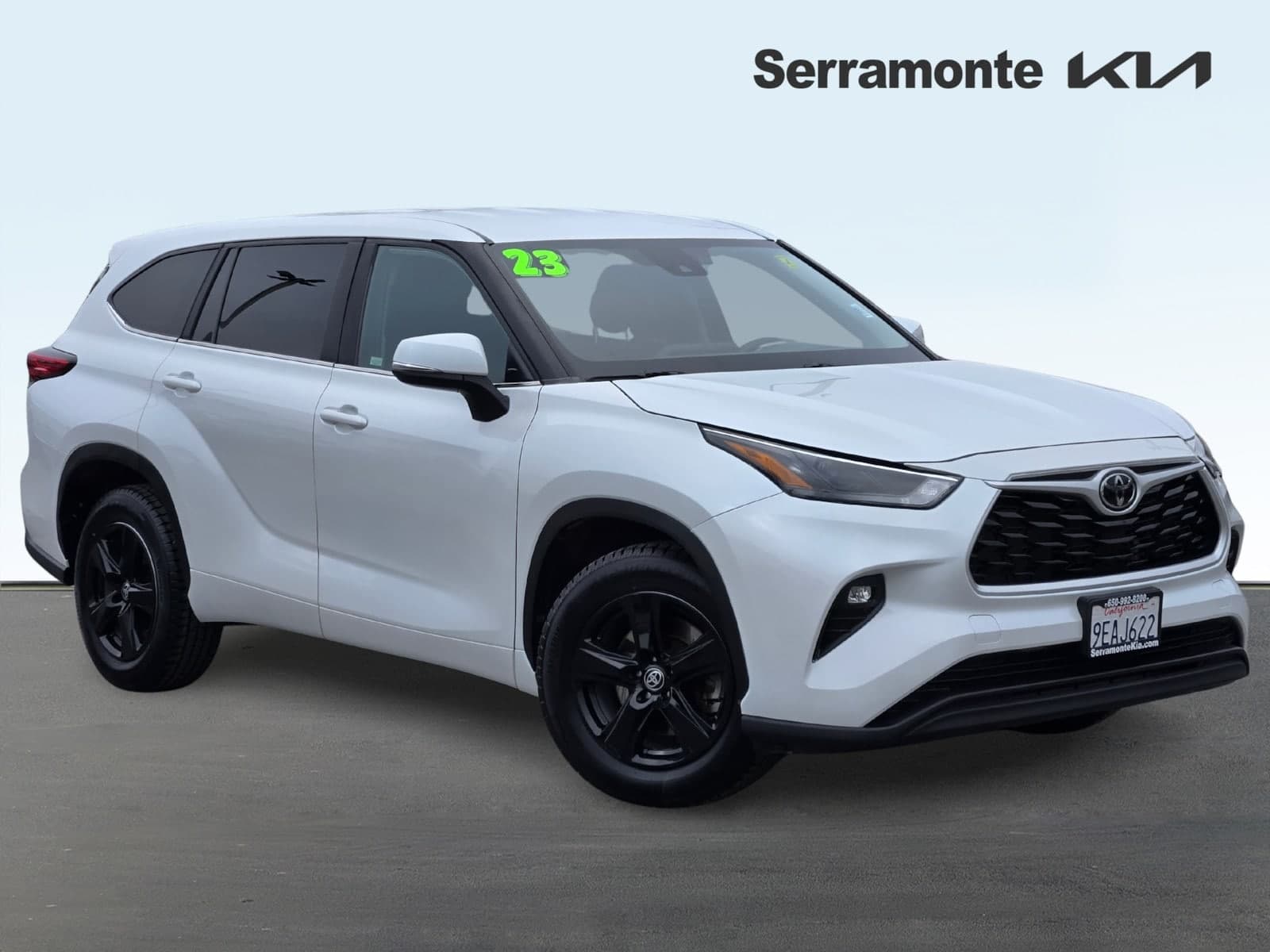 2023 Toyota Highlander LE — photo 1 of 27