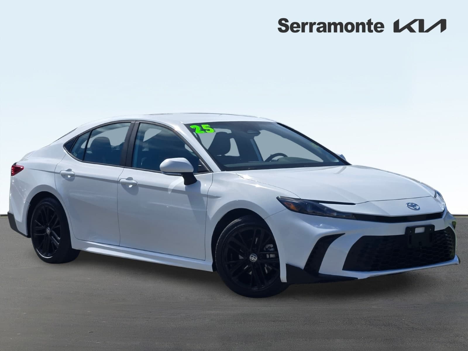2025 Toyota Camry SE — photo 1 of 27