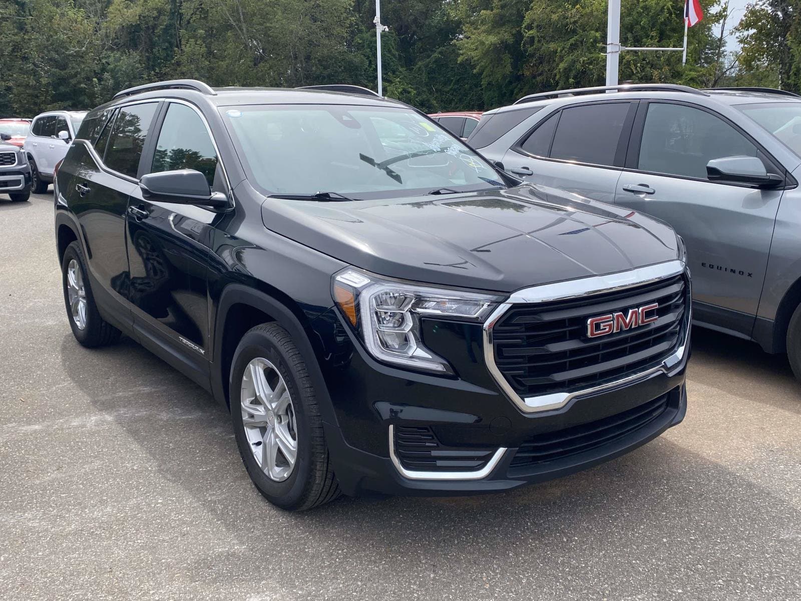 2023 GMC Terrain SLE — photo 1 of 12