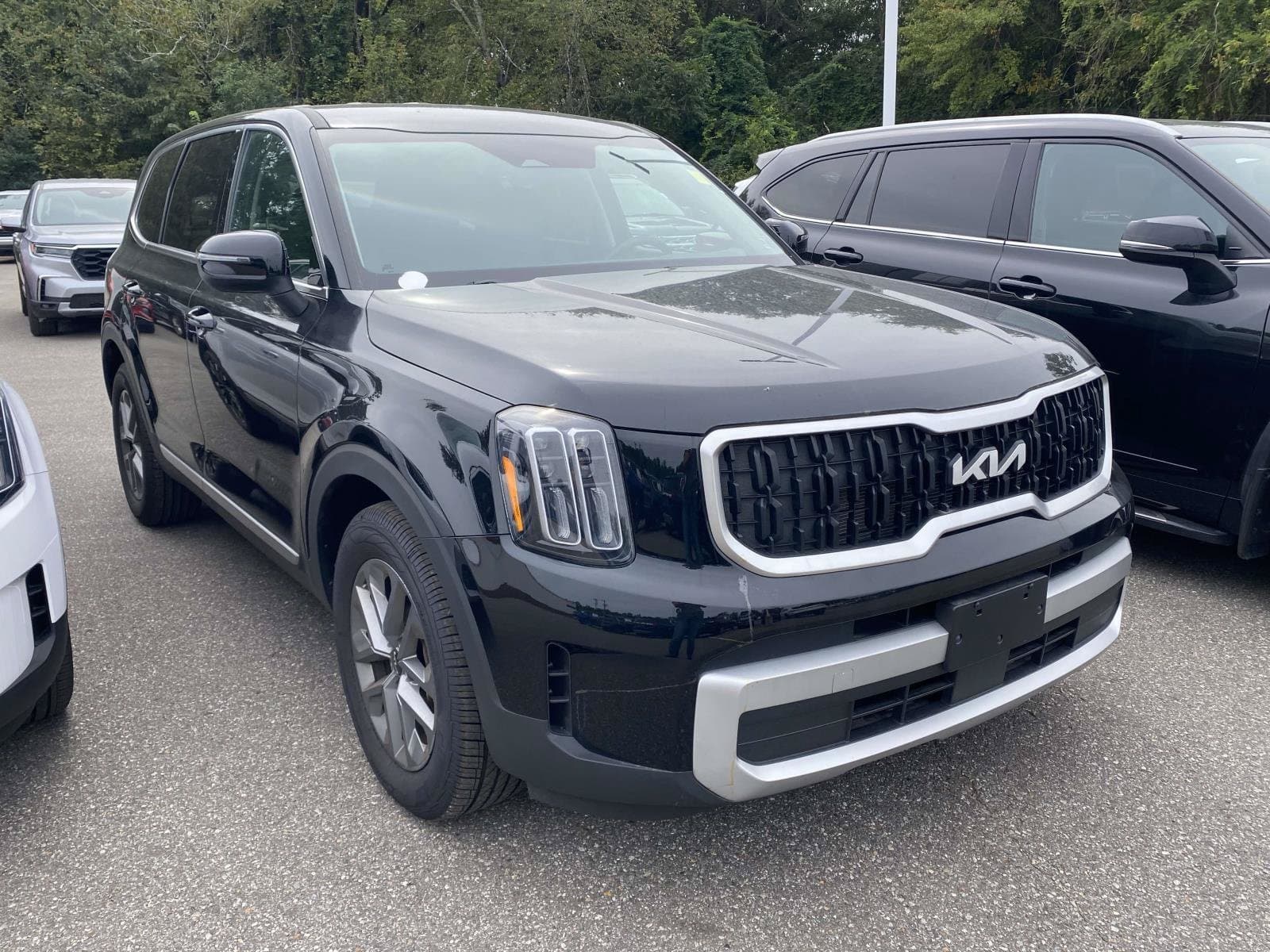 2024 Kia Telluride LX — photo 1 of 12