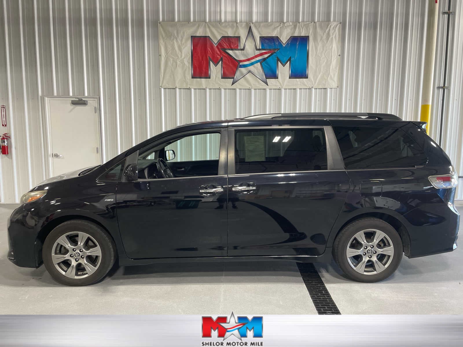 2019 Toyota Sienna SE — photo 1 of 11