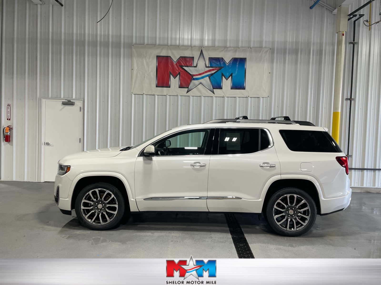 2020 GMC Acadia Denali — photo 1 of 9