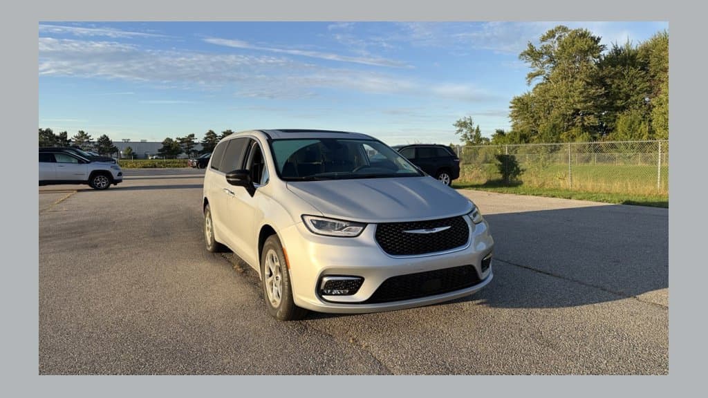 2024 Chrysler Pacifica Limited — photo 1 of 17