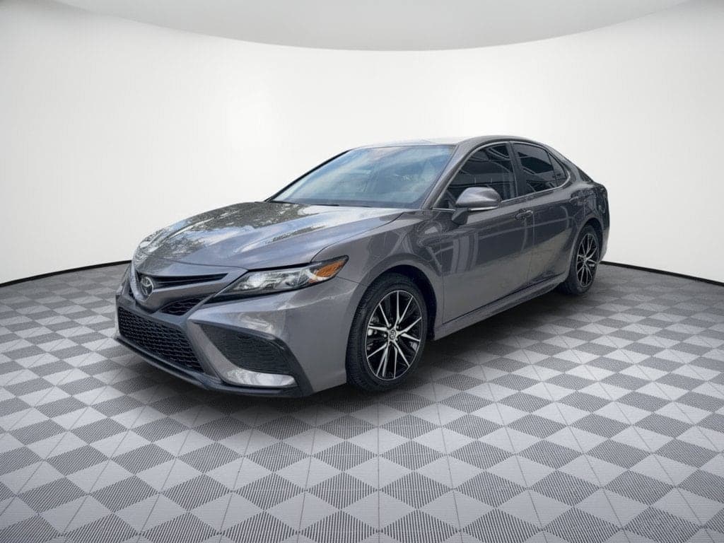 2024 Toyota Camry SE — photo 1 of 31