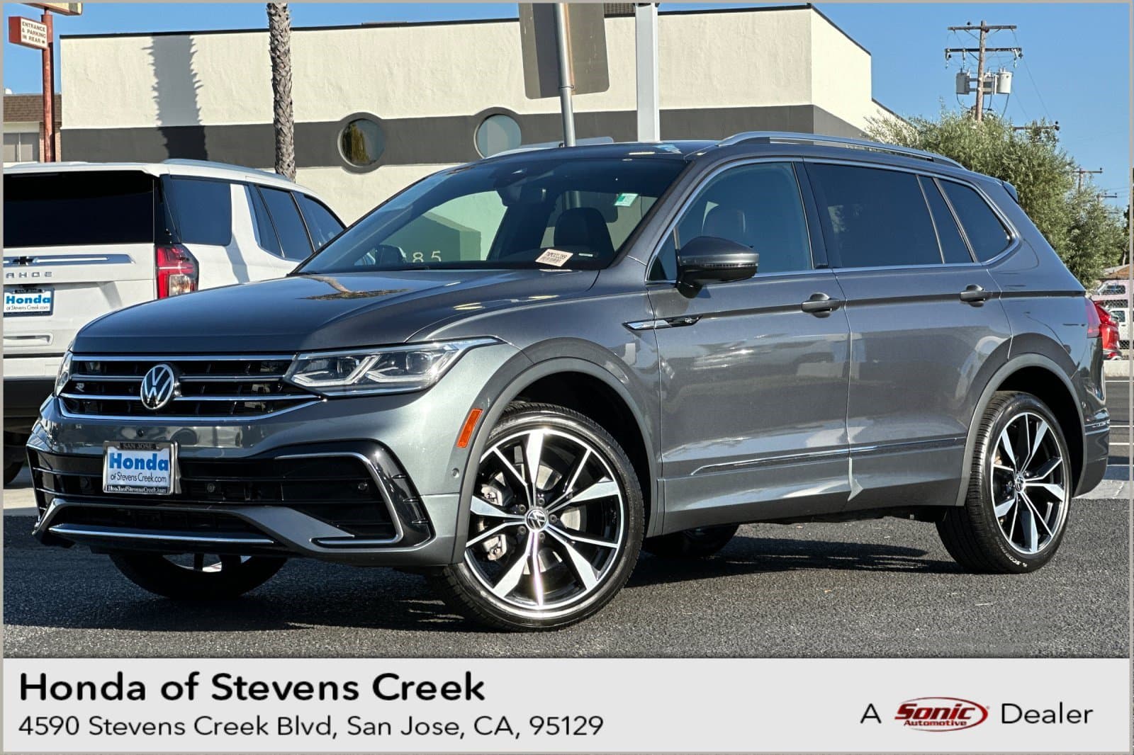 2022 Volkswagen Tiguan Base — photo 1 of 37