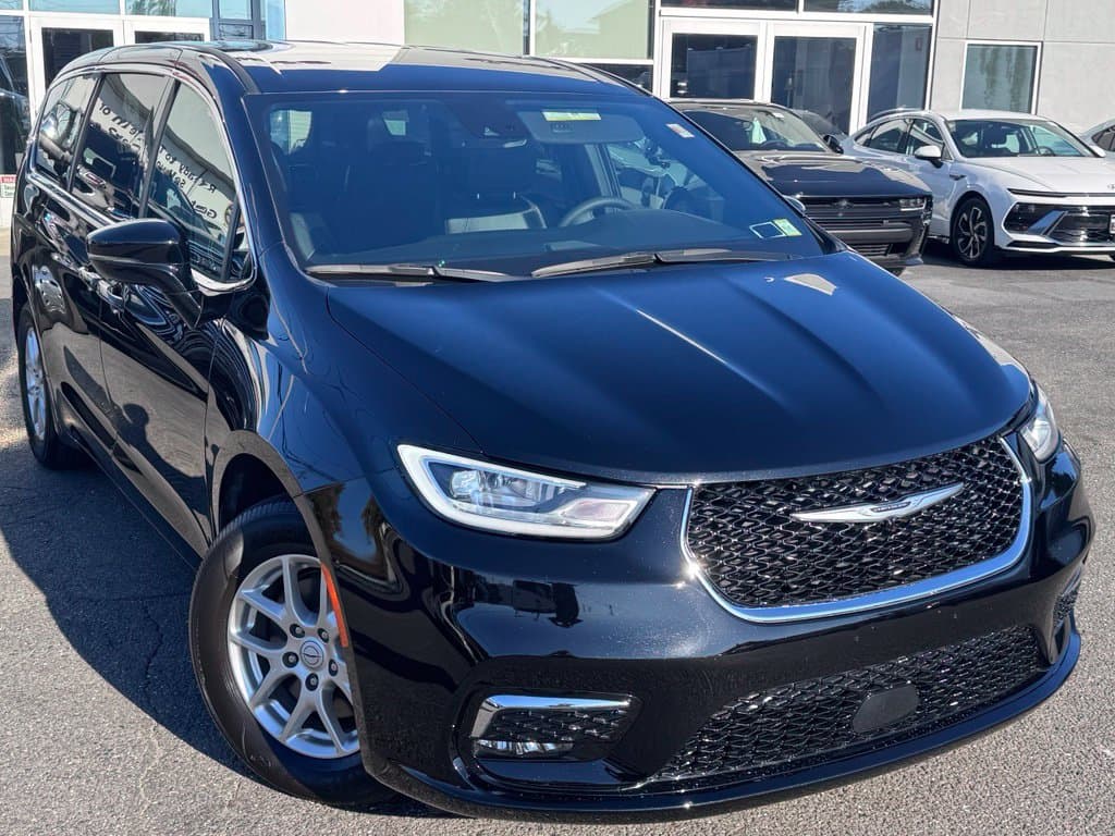 2025 Chrysler Pacifica Select — photo 1 of 28
