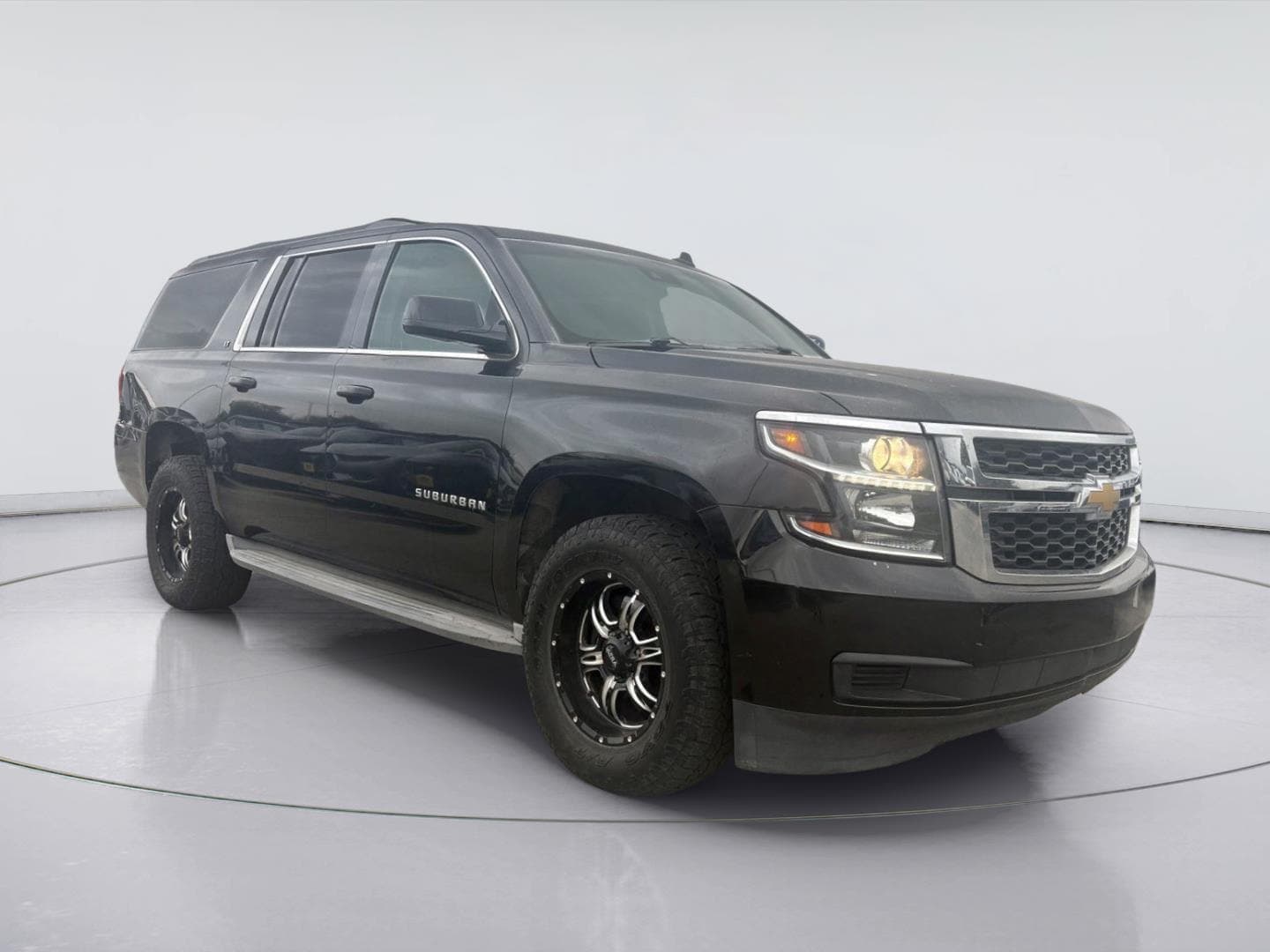 2015 Chevrolet Suburban LT — photo 1 of 18