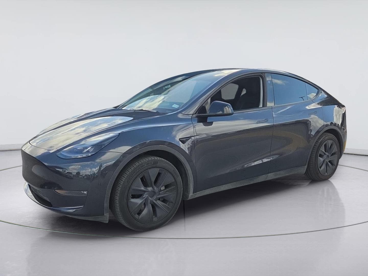 2025 Tesla Model Y Long Range — photo 1 of 5