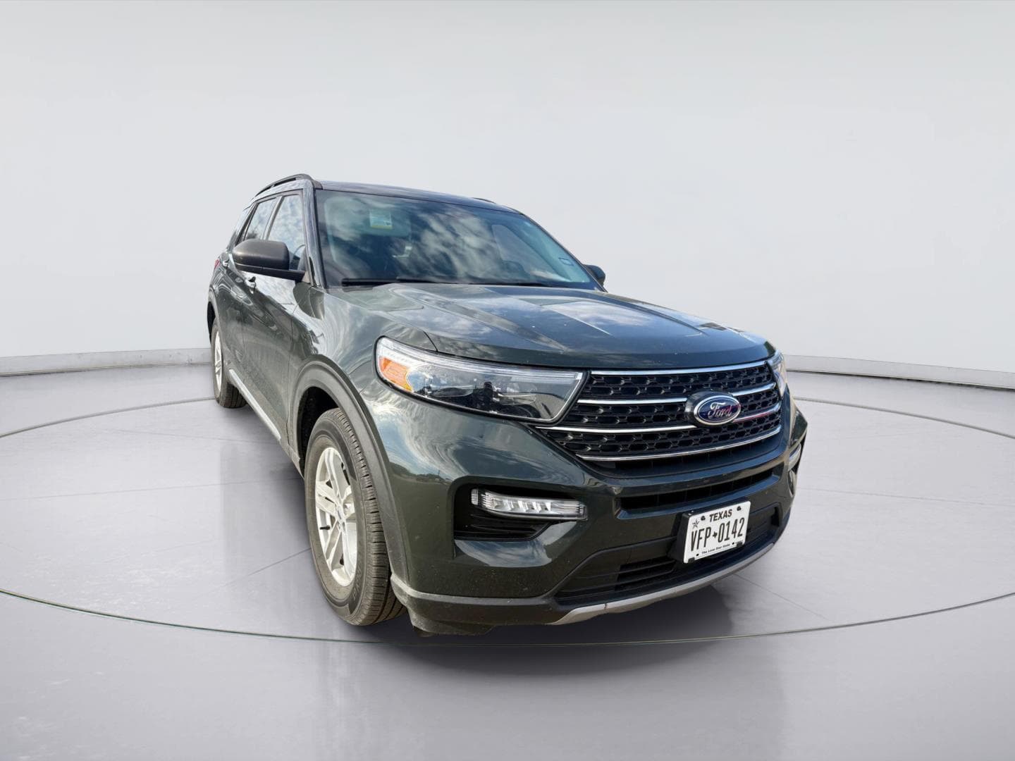 2024 Ford Explorer XLT — photo 1 of 18