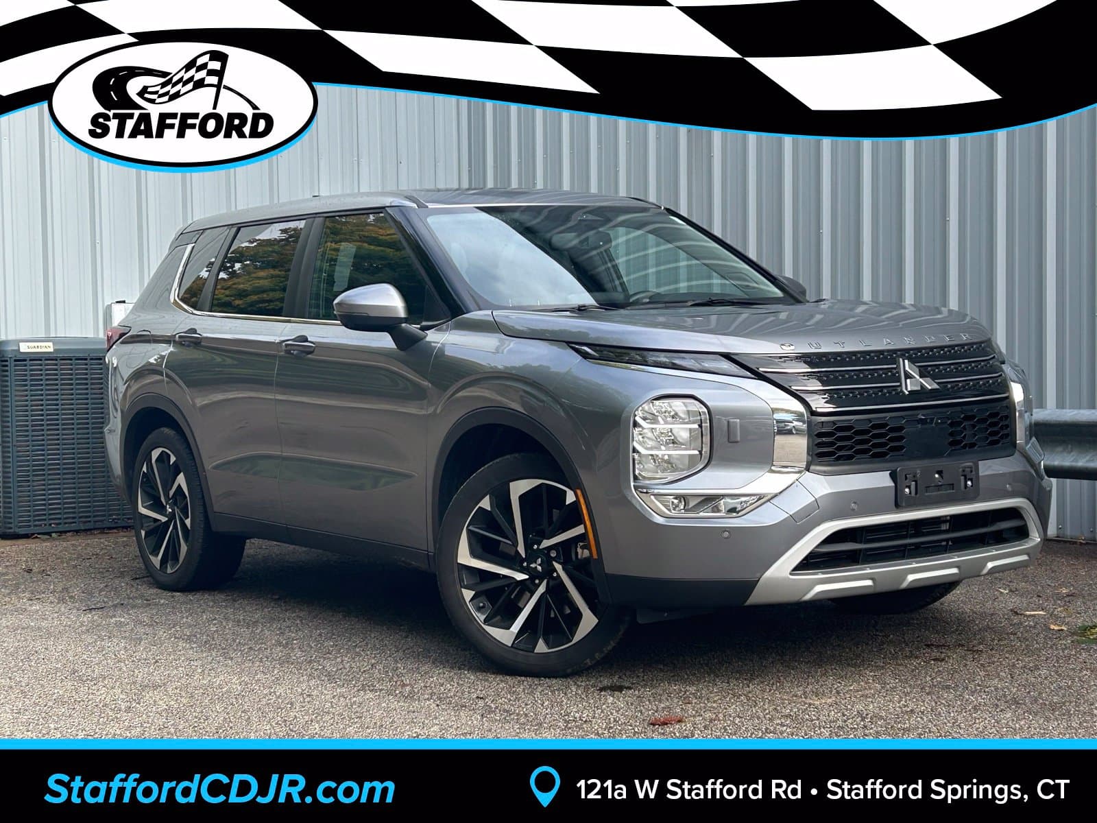 2024 Mitsubishi Outlander Base — photo 1 of 21