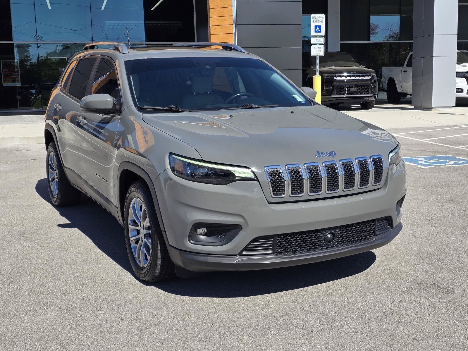 2021 Jeep Cherokee Latitude Lux — photo 1 of 21