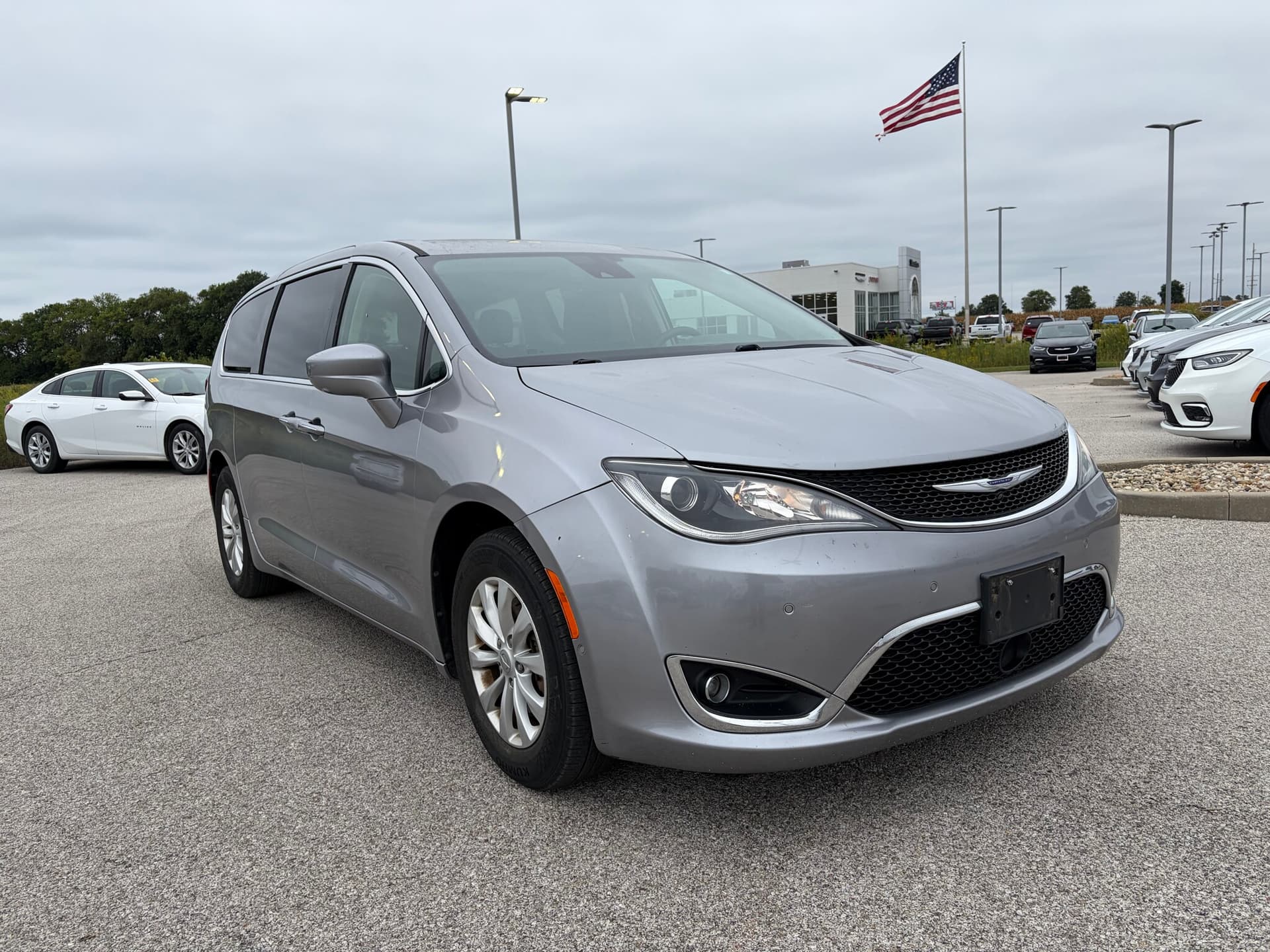 2019 Chrysler Pacifica Touring Plus — photo 1 of 10
