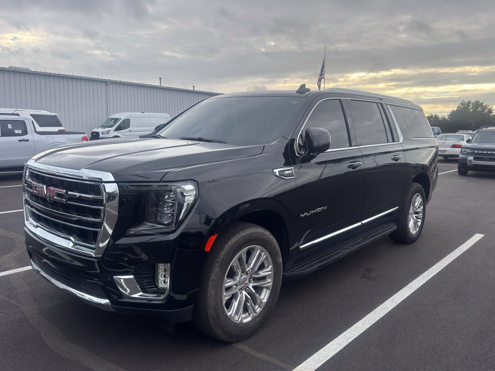 2023 GMC Yukon XL SLT — photo 1 of 6