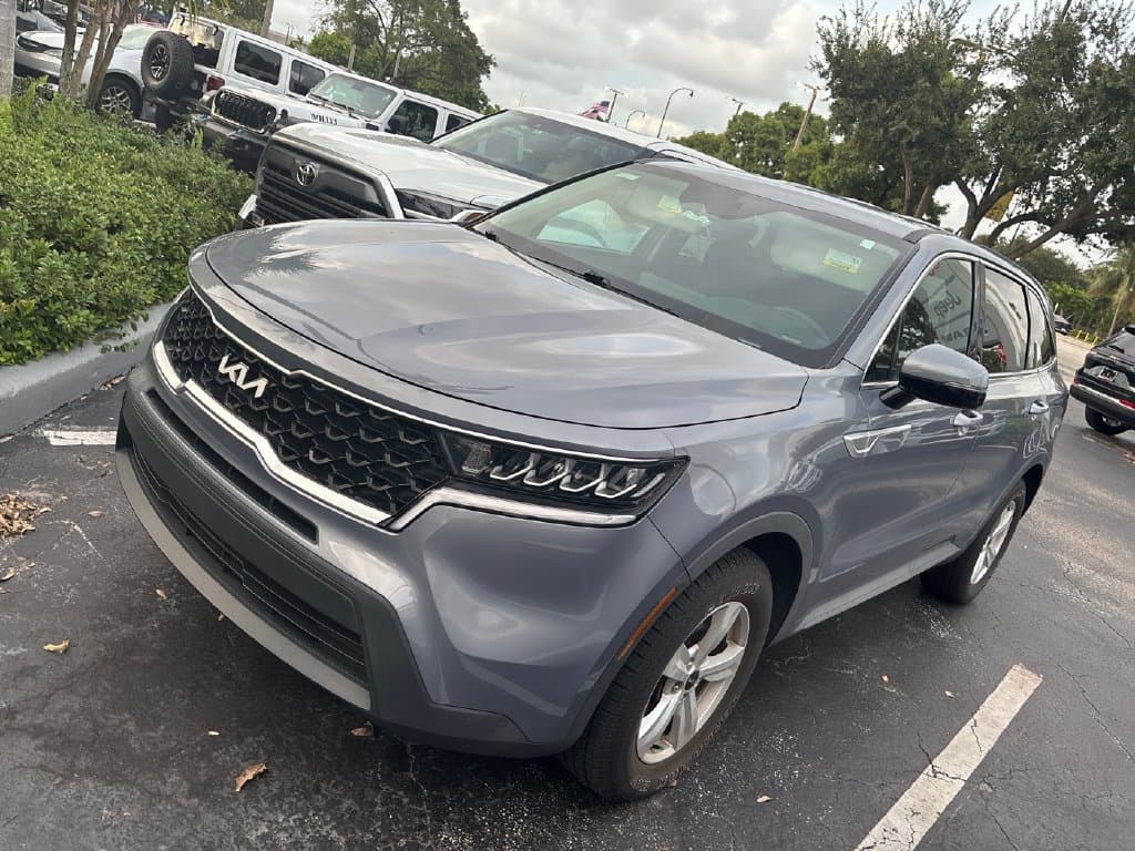 2022 Kia Sorento LX — photo 1 of 6