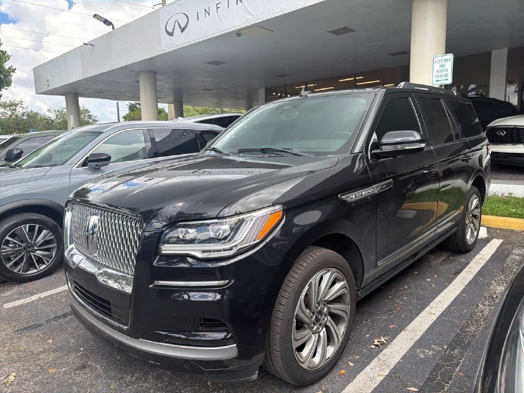 2022 Lincoln Navigator Standard — photo 1 of 6