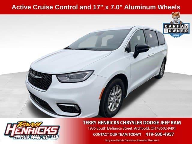 2026 Chrysler Pacifica Select — photo 1 of 10