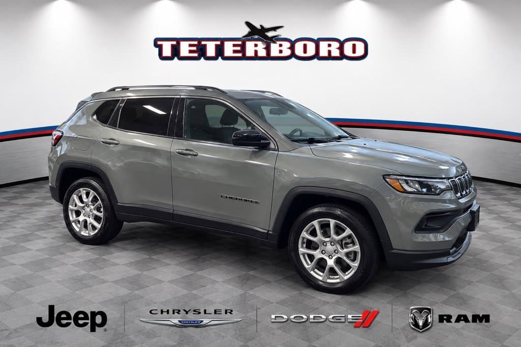 2023 Jeep Compass Latitude Lux — photo 1 of 30