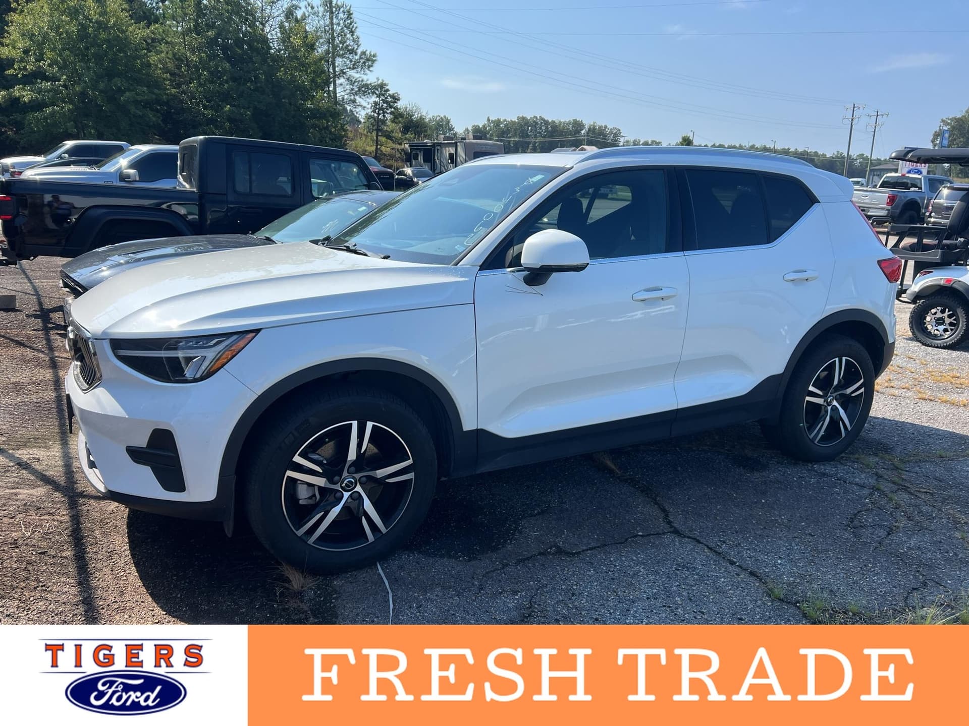 2024 Volvo XC40 Core Bright Theme — photo 1 of 2