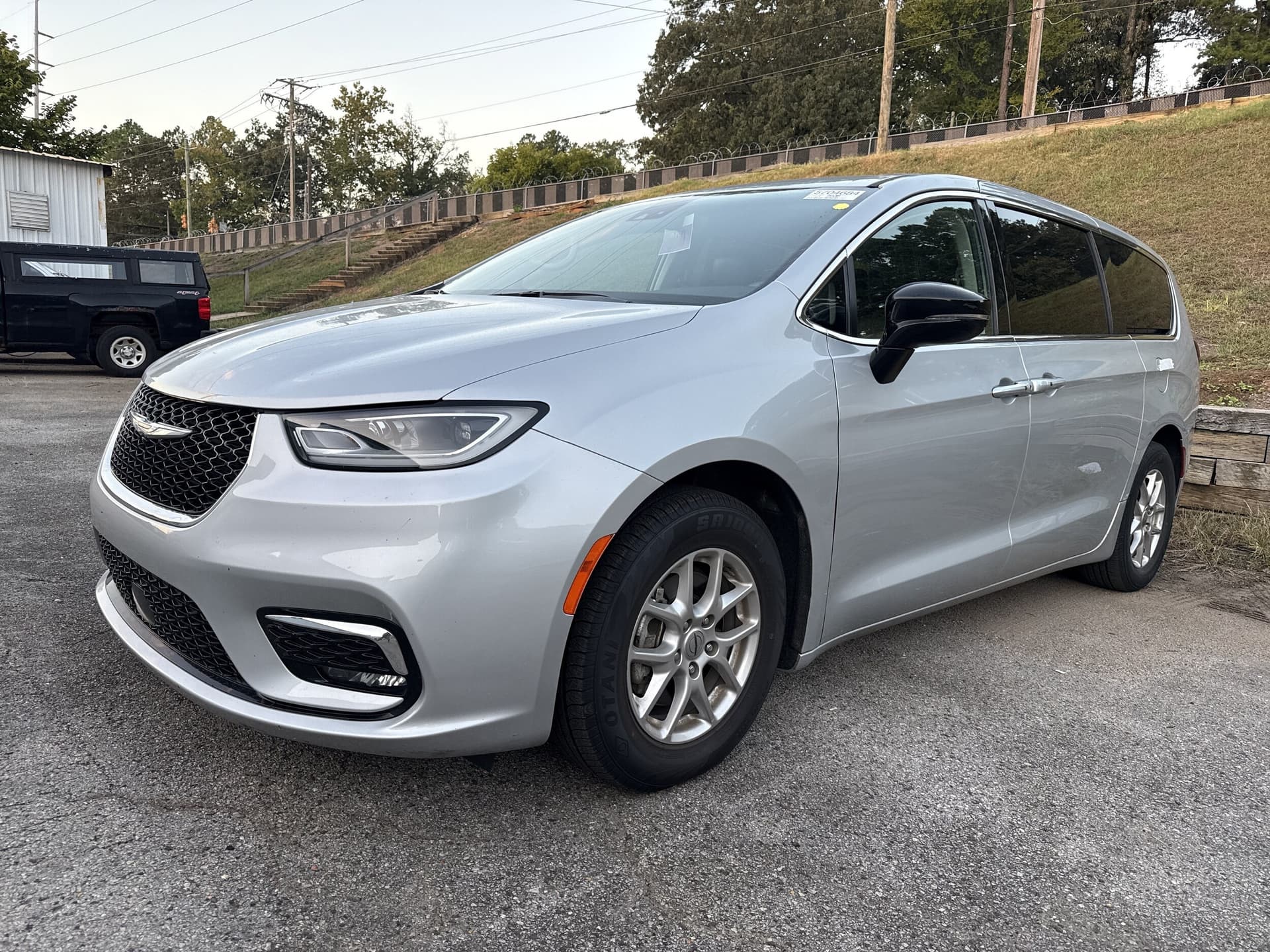 2024 Chrysler Pacifica Touring L — photo 1 of 3