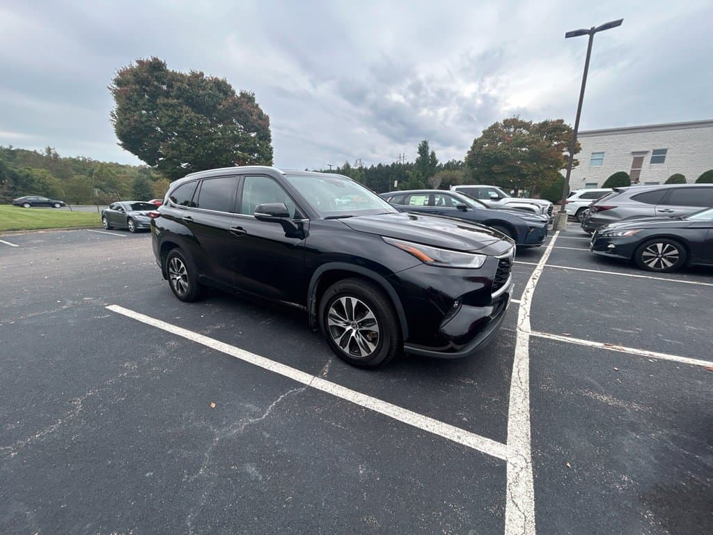 2022 Toyota Highlander Hybrid XLE — photo 1 of 9