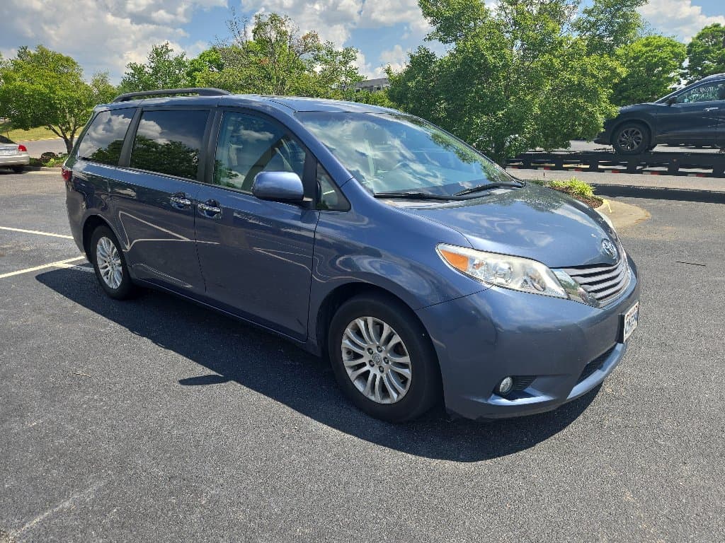 2017 Toyota Sienna XLE — photo 1 of 8