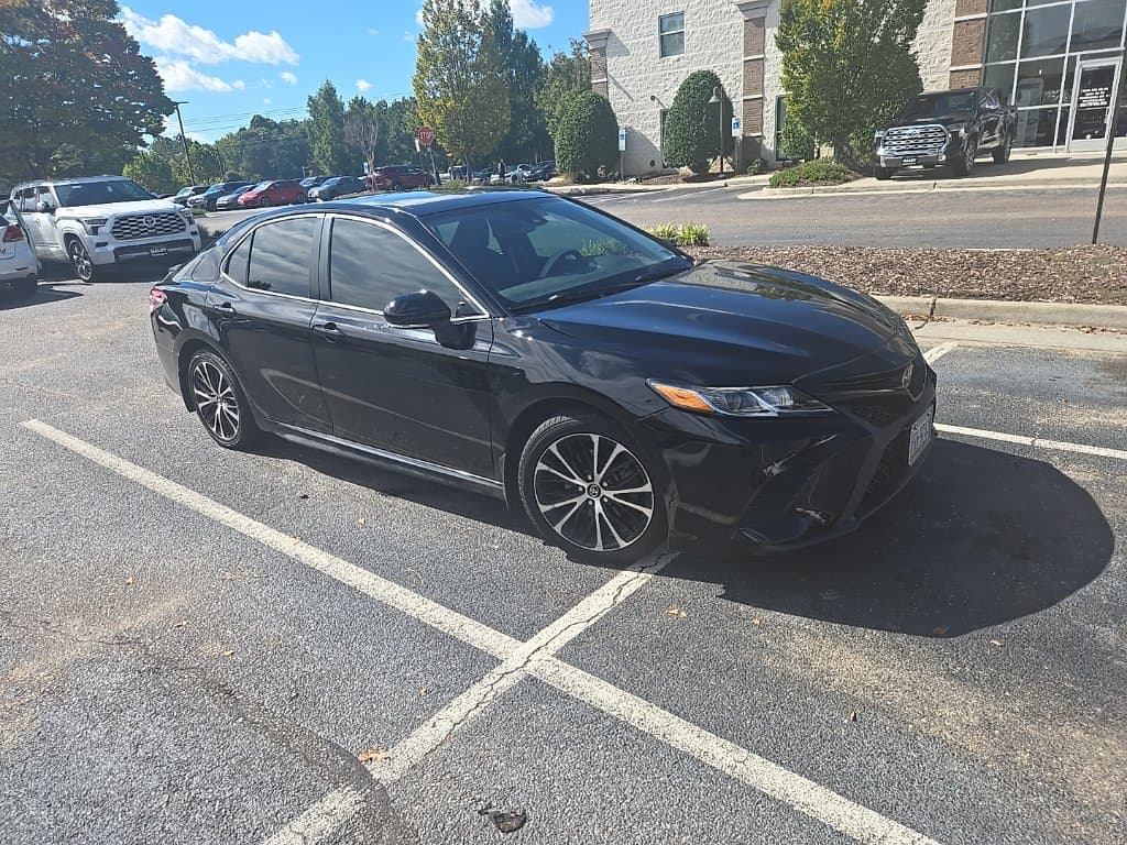2020 Toyota Camry SE — photo 1 of 7