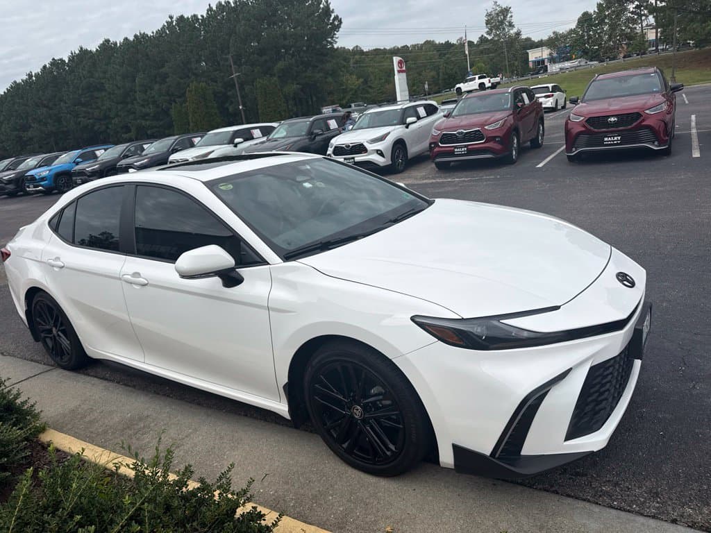 2025 Toyota Camry SE — photo 1 of 7